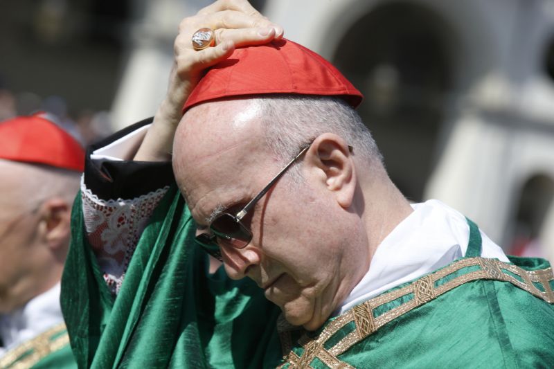 Cardenal Bertone busca compensar por escándalo