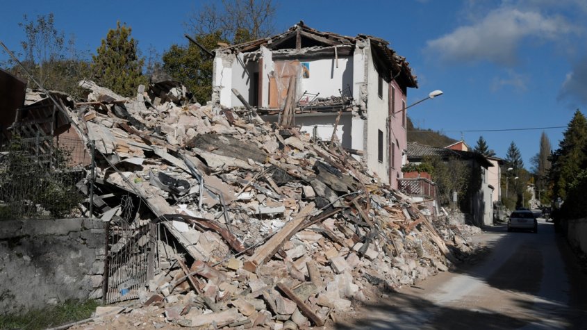 Italianos afectados por sismos vuelven a recoger sus cosas