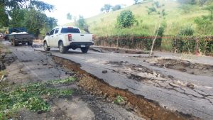 Carretera de Villa Isabela con grandes grietas tras aguaceros