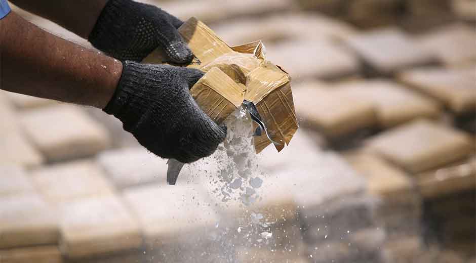 Decomisan más de dos toneladas de cocaína en Perú