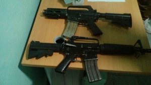 Apresan tres jóvenes con dos fusiles automáticos y drogas en San Juan