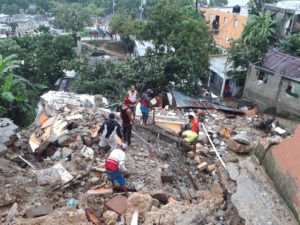 Desborde de cañada ocasiona derrumbe de casas en Haina
