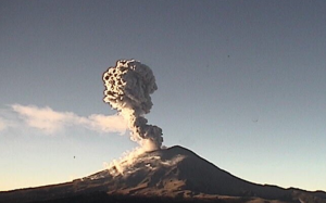 El volcán Popocatépetl emite una columna de ceniza de tres kilómetros de altura