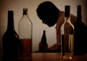 Mueren dos personas por consumo de alcohol adulterado en Montecristi