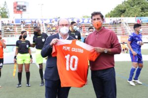 Previo al encuentro se hizo un reconocimiento a don Pepe Castro, presidente del Sevilla FC de España.