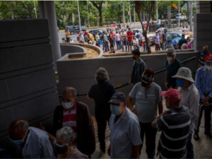 Entre el desorden y la buena suerte, avanza la vacunación en Venezuela