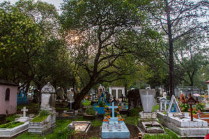 Mujer citó a su novio en un cementerio y lo hizo cavar su propia tumba