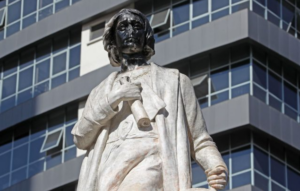 Un grupo de manifestantes intenta derribar la estatua de Colón en Bolivia