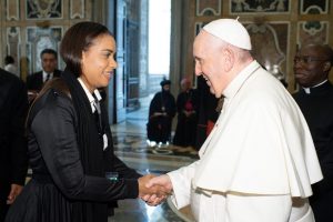 Papa Francisco envía mensaje al país en visita de Betty Gerónimo