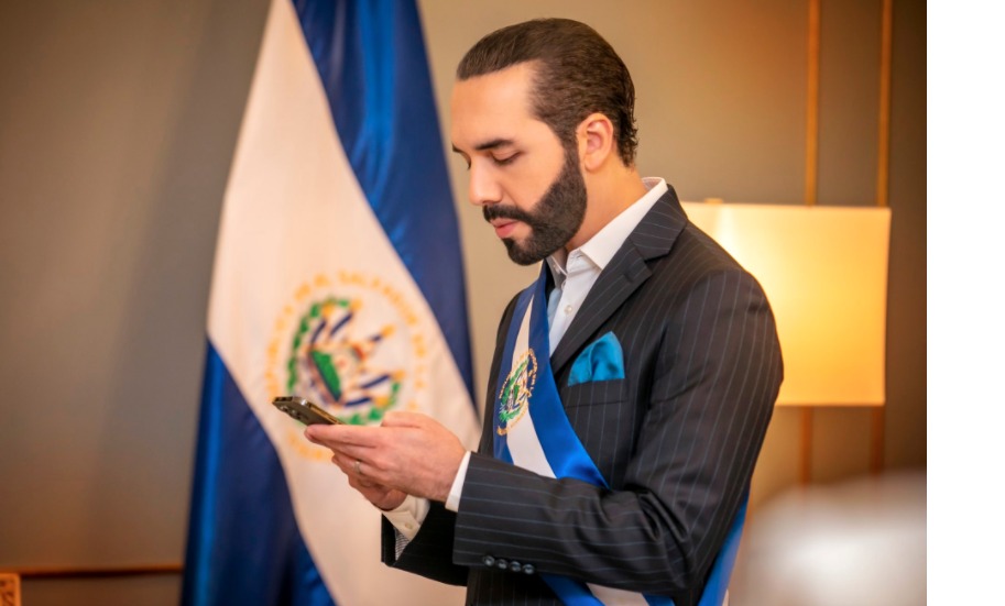 Bukele escribe en su biografía de Twitter "dictador de El Salvador"