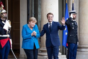 Macron y Merkel evalúan cómo facilitar salida de europeos de Afganistán