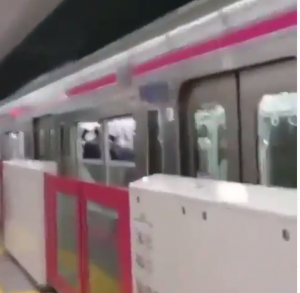 Hombre vestido de Joker apuñaló a 17 personas en un tren de Tokio