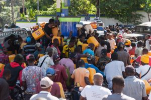 Escasez de combustible paraliza instituciones en Haití