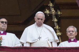 Papa pide en Navidad fin de la pandemia; diálogos de paz