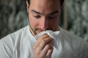 Síntomas de Ómicron podrían confundirse con la gripe o resaca