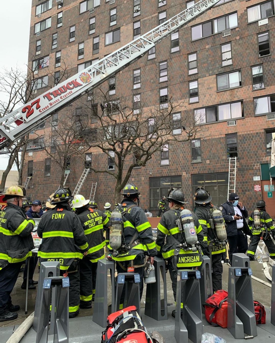 Incendio en Nueva York deja al menos 19 muertos