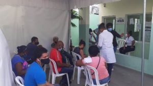 Ciudadanos desbordan puntos de pruebas COVID-19 tras festividades