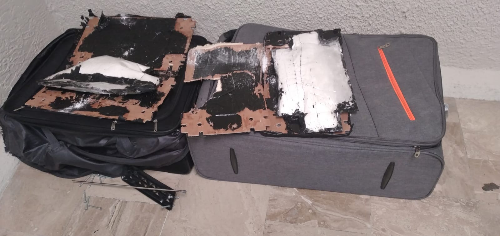 DNCD apresa dos con presunta cocaína en aeropuerto Punta Cana