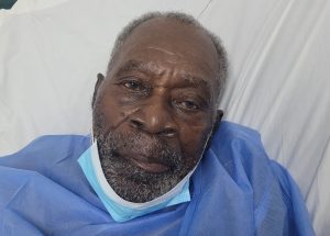 Esperan parientes de hombre de 80 años para dar de alta en hospital