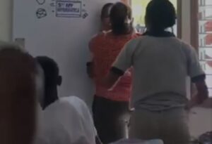 VIDEO: Maestra intenta ahorcar estudiante en escuela de Villa Jaragua