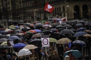 España prohíbe acoso a mujeres afuera de clínicas de abortos
