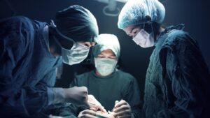 Doctora utiliza manual de youtube para practicar cirugía