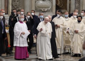 El papa pide valentía para que el mundo defienda la paz en Ucrania