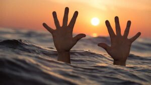 Niño muere ahogado mientras se bañaba con sus padres en San Juan