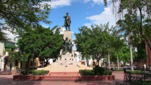 Roban tarja de la estatua de Juan Pablo Duarte en Zona Colonial