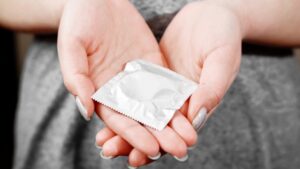 Retiran del mercado lote de condones con orificios en Colombia