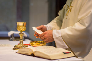 Las iglesias católicas ofician tradicional Misa Crismal