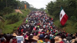 Hallan a 58 migrantes hacinados en viviendas en estado de México