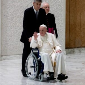 El papa Francisco en silla de ruedas por el dolor de la rodilla