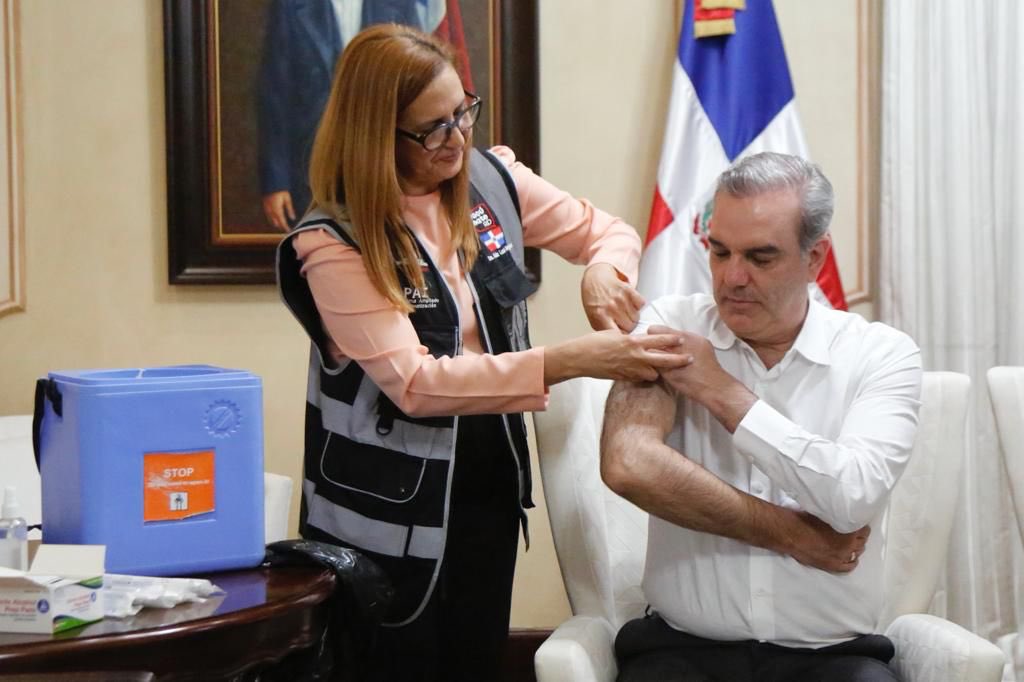 Presidente Abinader se coloca cuarta dosis vacuna contra la Covid-19