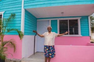 Doña Ramona muestra felicidad frente a su hogar totalmente renovado