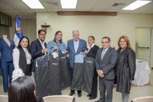 El presidente del Senado de la República, Eduardo Estrella, encabezó el segundo ciclo de entrega de 360 uniformes a empleados de esa cámara legislativa