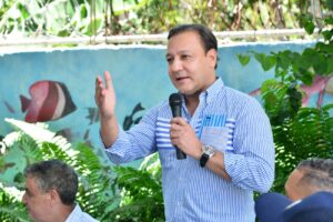 Abel Martínez juramenta equipos de campaña durante recorrido en SDN